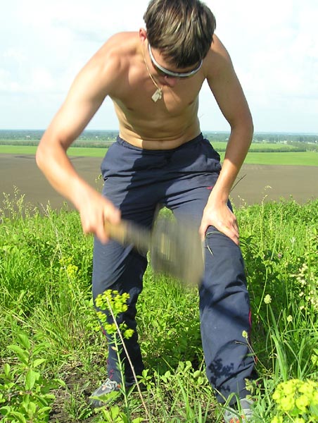 Анатолий Назаров усиленно искореняет колючки на старте.
28 мая 2005 года.