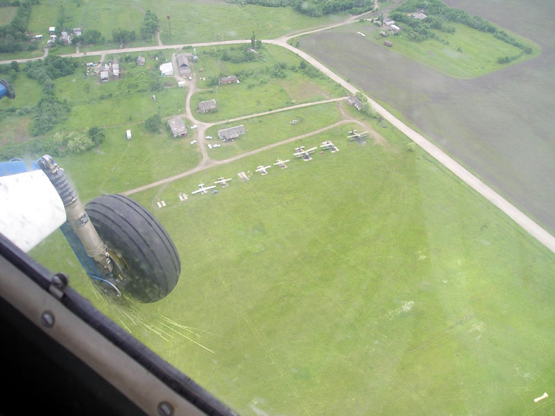 над аэродромом высота 300 м.
4 июня 2005