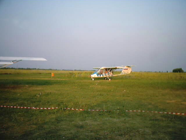 По дороге в Крым нам повстречался маленький аэродром на окраине г. Абинска
17 августа 2003 года