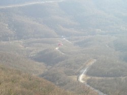 Заход на посадку не для начинающих пилотов, близость линии электропередач, ограниченная площадка.
9 марта 2004 года
Черноморское побережье Краснодарского края
(близ поселка Джугба)