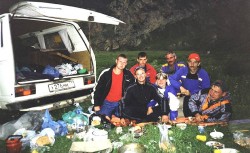 Ужин пилотов после хорошего летного дня
Кабардино-Балкария
Чегемское ущелье 
20-21 июля 2003 года