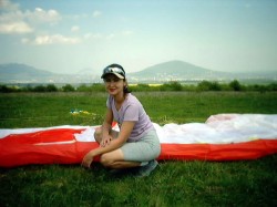парапланеристка после рекордного полета
Юца
13 мая 2003 года