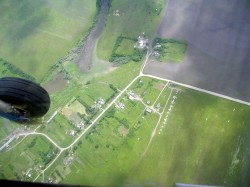 над точкой 1000 метров, внизу стоянка самолетов и планеров
4 июня 2005